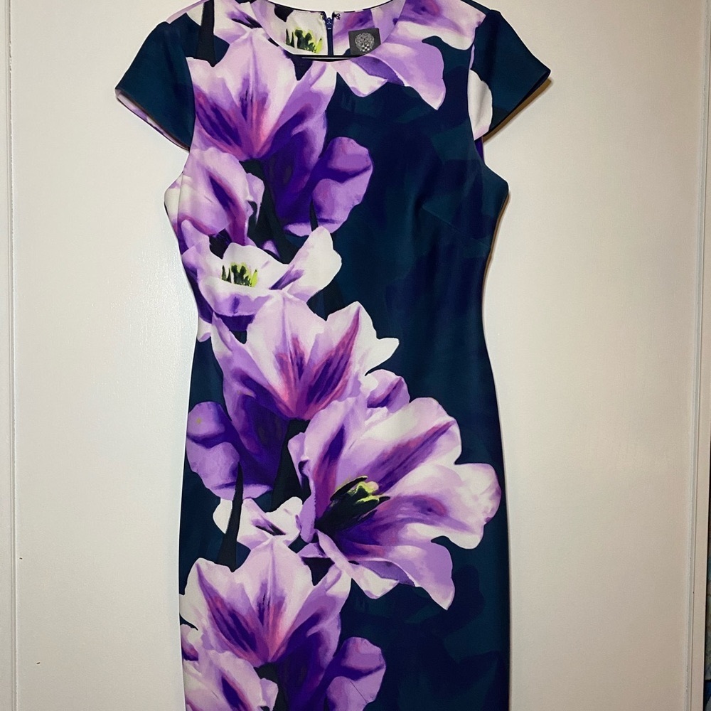 Vince Camuto - fitted dress with lilies in different colors of purple